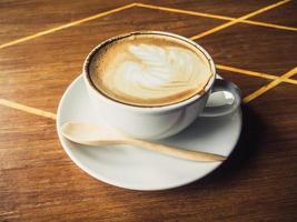 tazza di caffè latte su legno foto