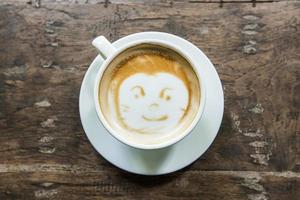 latte macchiato caffè su legna sfondo foto
