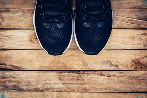 nero scarpe casuale e sneaker su legna sfondo con spazio. foto