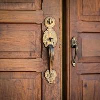 porta ottone maniglie e di legno avvicinamento foto