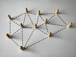 di legno persone figura networking concetto. in linea Internet comunicazione e networking concetto foto