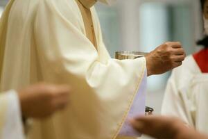 sacerdote celebrare massa a il Chiesa foto