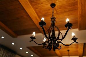 contemporaneo lampadario, è un' ramificato ornamentale leggero infisso progettato per essere montato su soffitti o muri. Vintage ▾ lampadario. casa interno foto