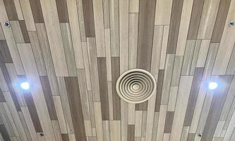 soffitto montato cassetta genere aria condizionatore e moderno lampada leggero su bianca soffitto. condotto aria condizionatore per casa o ufficio foto