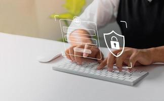 utente digitando accesso e parola d'ordine a casa, sicuro accesso per il personale informazione e grande dati. informatica sicurezza, il digitale crimine concetto, e dati protezione a partire dal hacker. foto