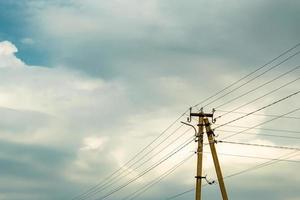 palo elettrico di potenza con filo di linea su sfondo colorato da vicino foto