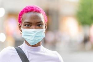 giovane moderno africano donna indossare facciale protettivo maschera foto