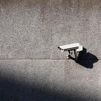 telecamera di sicurezza sul muro dell'edificio foto