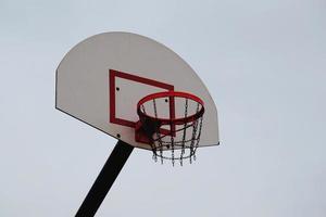 canestro da basket con rete a catena foto