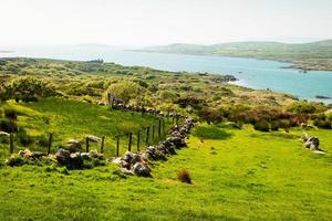 achil isola costa panorama con verde i campi nel primavera foto