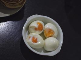fresco difficile bollito pollo uova su ciotola foto
