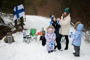 finlandese donna e bambini con Finlandia bandiere su un' simpatico inverno giorno. nordico scandinavo le persone. foto