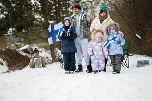 finlandese famiglia con Finlandia bandiere su un' simpatico inverno giorno. nordico scandinavo le persone. foto