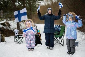 tre finlandese bambini con Finlandia bandiere su un' simpatico inverno giorno. nordico scandinavo le persone. foto