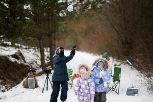 bambini nel inverno foresta su un' picnic con ripieno giocattoli a mani. foto