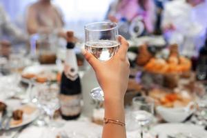 un' bicchiere di vino nel il suo mani. crostini foto