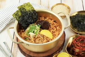 coreano stile immediato spaghetto, ramyeon su pentola foto