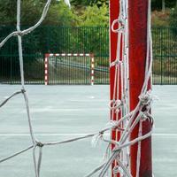 vecchia strada abbandonata attrezzatura sportiva da calcio foto