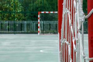 vecchia strada abbandonata attrezzatura sportiva da calcio foto