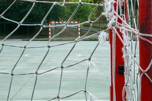 vecchia strada abbandonata attrezzatura sportiva da calcio foto