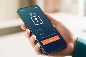 concetto di internet e rete di sicurezza informatica. mano che tiene la sicurezza e la crittografia delle informazioni dello smartphone, accesso sicuro alle informazioni personali dell'utente, accesso sicuro a Internet. foto