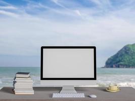deridere sul desktop del computer con schermo vuoto sul tavolo con sfondo di vista sul mare, rendering 3d