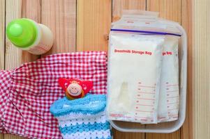 latte materno congelato in sacchetti per la conservazione del bambino foto