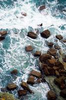 rocce e onde del mare sulla costa a bilbao, spagna foto