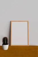 mock up frame sul tavolo con cactus foto