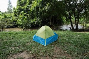tenda sull'erba verde