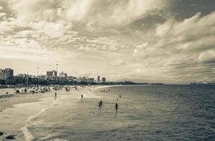 vista panoramica della spiaggia di flamengo e paesaggio urbano rio de janeiro brasile. foto