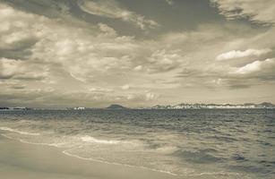 vista panoramica della spiaggia di flamengo e paesaggio urbano rio de janeiro brasile. foto