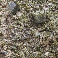 verde epidoto cristalli su roccia vicino su foto