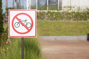 segno di ciclismo nel parco foto