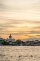 chiesa sulla riva del fiume a bangkok foto