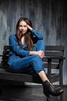 bella giovane donna vestito nel denim tuta da lavoro foto