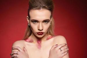 affascinante donna con trucco e pettinatura foto