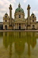 vienna, Austria - luglio 18, 2021, Visualizza di il Karlskirche st. carlo Chiesa e riflessione nel vienna, Austria. foto