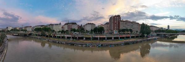 vienna, Austria - luglio 18, 2021, Visualizza di il Danubio canale e vienna orizzonte nel vienna, Austria foto