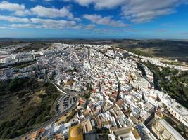 andaluso cittadina di vejer de la frontera con bellissimo campagna su su un' soleggiato giorno, cadice Provincia, andalusia. foto