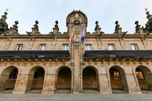 città sala edificio con bandiere su il facciata a il plaza de espana piazza nel il ribadeo città centro, Lugo, galizia, Spagna. foto