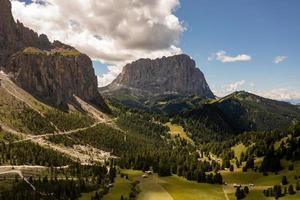 colori di il dolomiti nel il funes Visualizza di il valle nel meridionale tirolo, Italia. verde erba, montagne e blu cielo. estate. foto