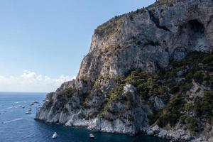 capri isola su un' bellissimo estate giorno lungo il amalfi costa nel Italia foto