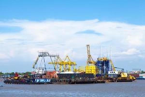 porto di navi e merci a bangkok, thailandia foto