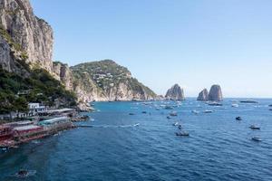 capri isola su un' bellissimo estate giorno lungo il amalfi costa nel Italia foto