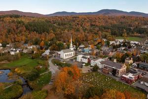 stivare, Vermont - ott 12, 2021, bianca Comunità Chiesa nel il famoso sciare cittadina di stowe nel Vermont durante il autunno. foto