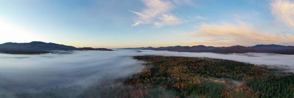panoramico Visualizza di picco autunno fogliame nel stivare, Vermont. foto