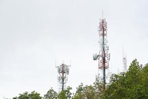 torri di telecomunicazioni nella foresta foto