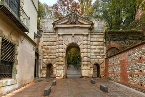 cancello di il melograni è un storico accesso punto nel alhambra, granada, Spagna foto