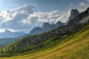 panoramico Visualizza di passo giau nel il dolomite montagne di Italia. foto